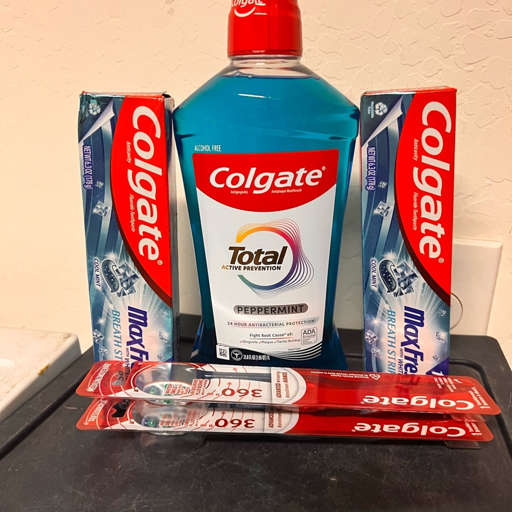 Colgate Total Peppermint Mouthwash with Colgate Toothpaste & Toothbrushes Bundle